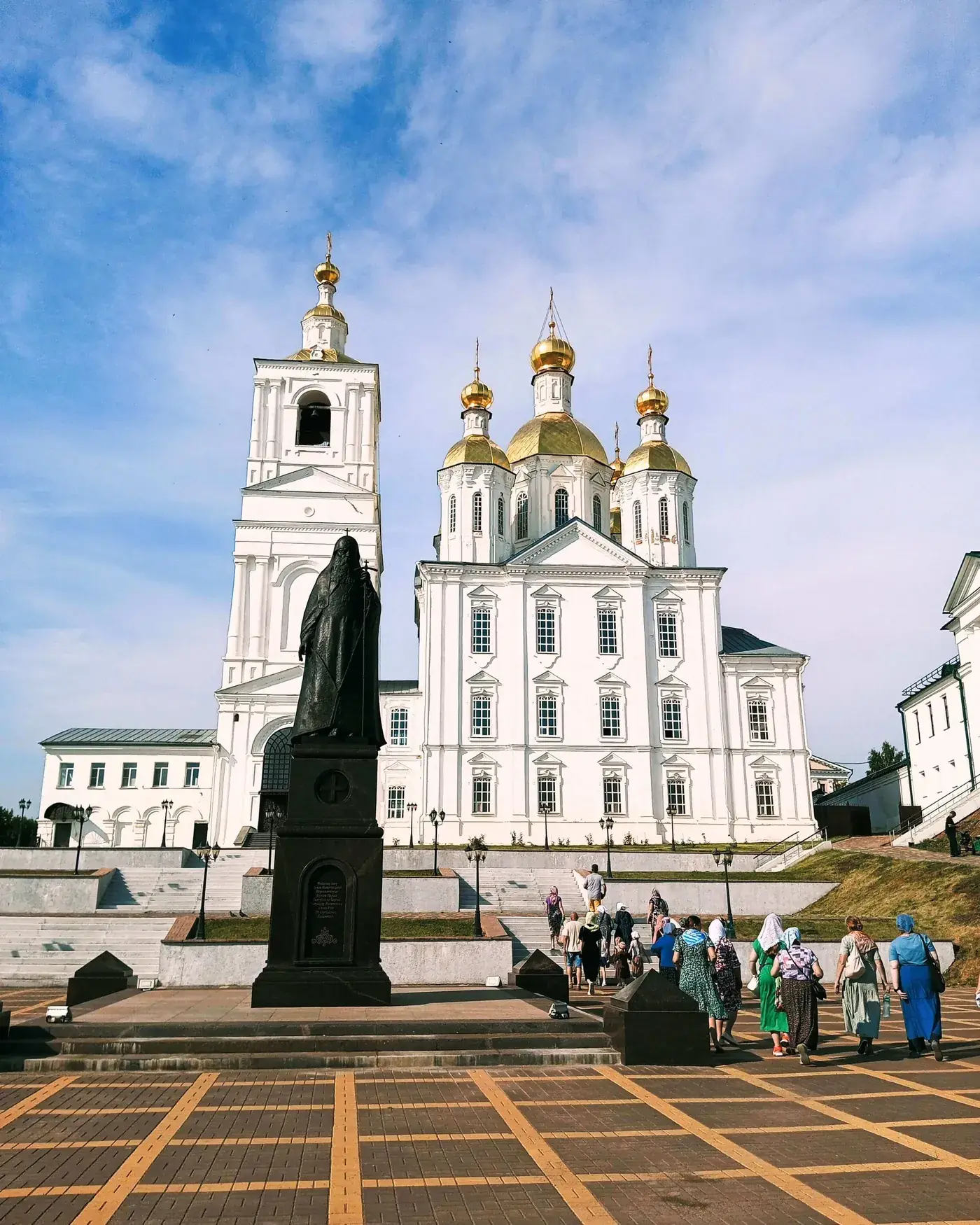 Паломническая группа у собора