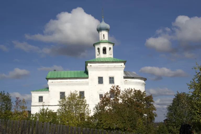 Белый храм с зелёной крышей на холме — север Пермского края