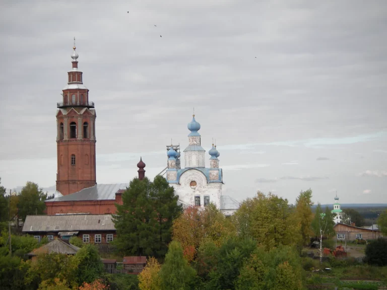 Чердынь: колокольня и храмы над городом