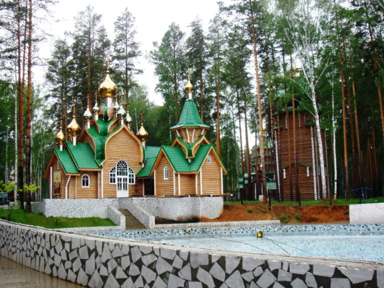 Деревянные храмы на Ганиной Яме среди сосен