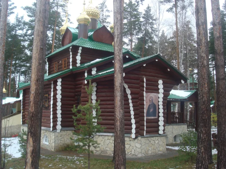 Деревянный храм на Ганиной Яме ранней весной
