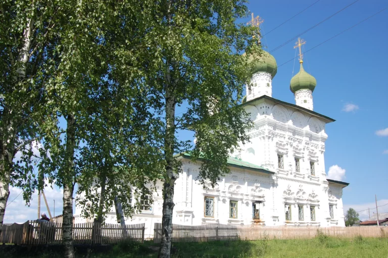 Никольская церковь в Ныробе среди берёз