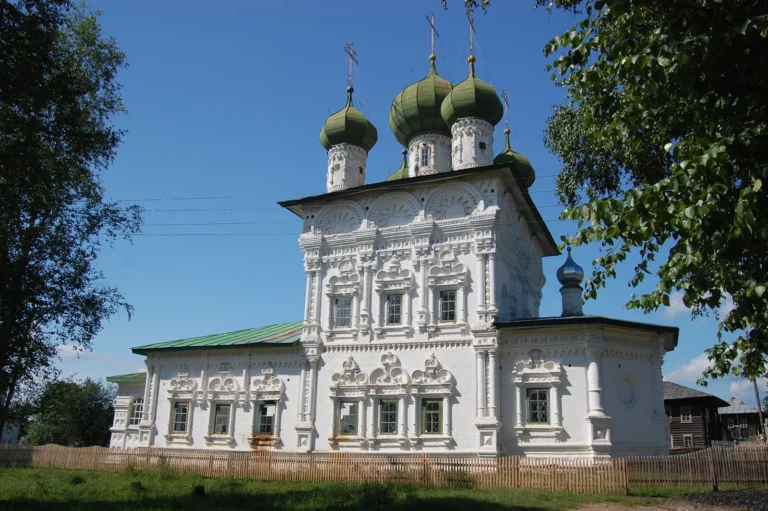 Никольская церковь в Ныробе — белый храм с зелёными главами