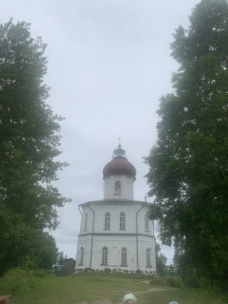 Белый храм среди леса на Соловецких островах